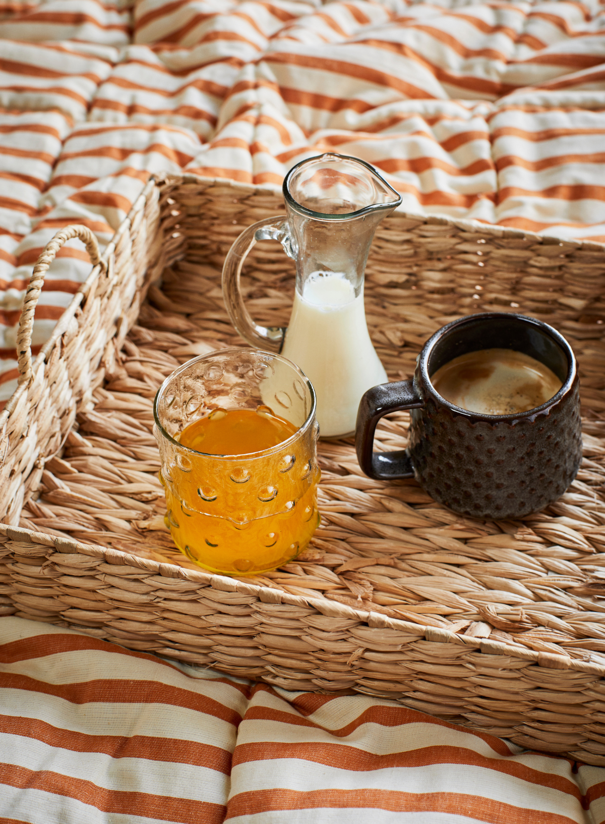 (STONEWARE MUG | W/ DOTS | GREEN | MADAM STOLTZ