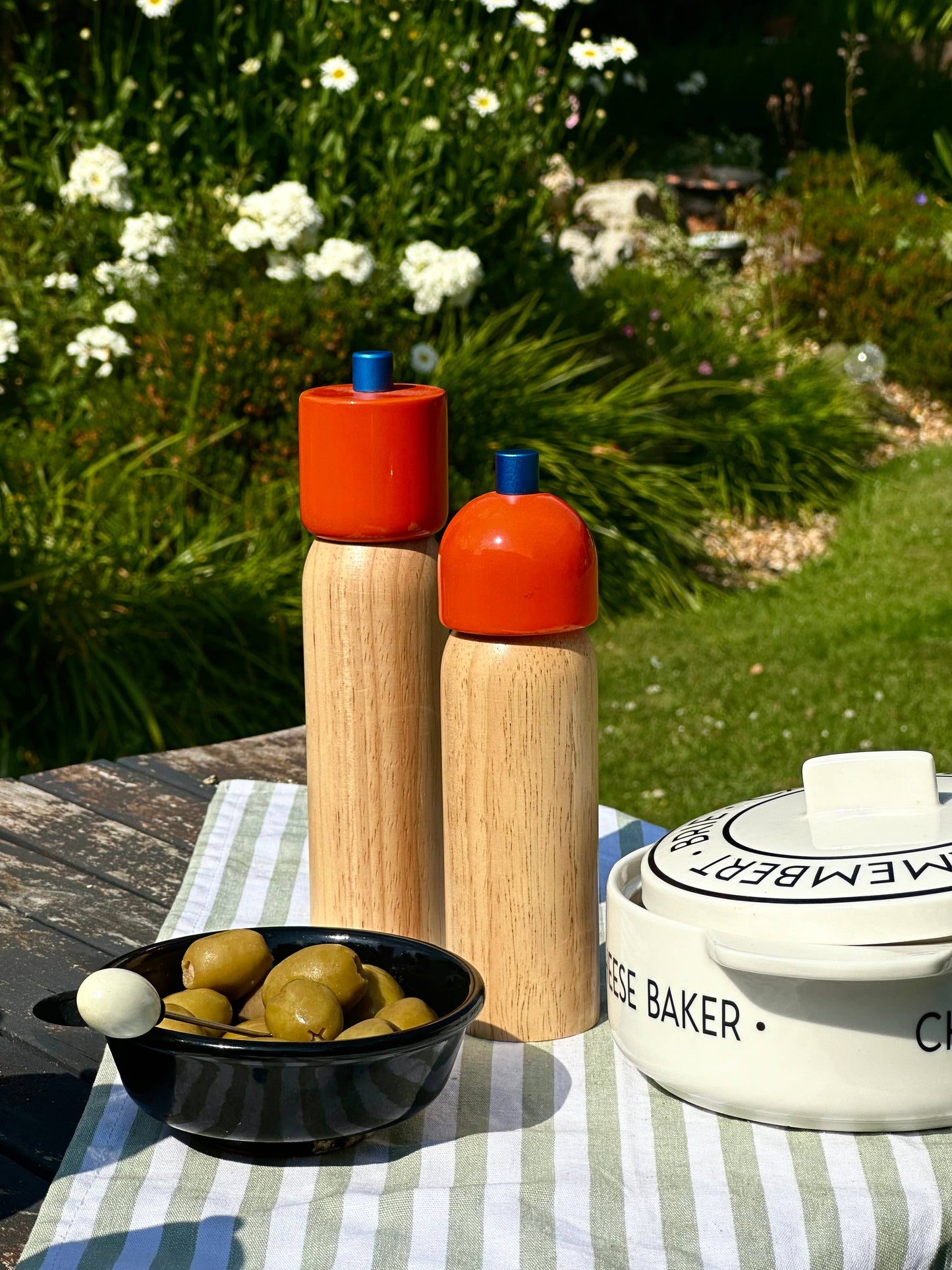 MÆGEN - Salt & Pepper Grinder - Orange & Blue: Medium